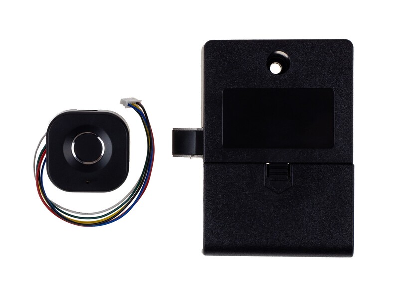 SEVEN LOCK F-08 — квадратный чёрный сенсор отпечатка с кабелем и разъёмом рядом с чёрным корпусом запирающего устройства с ригелем