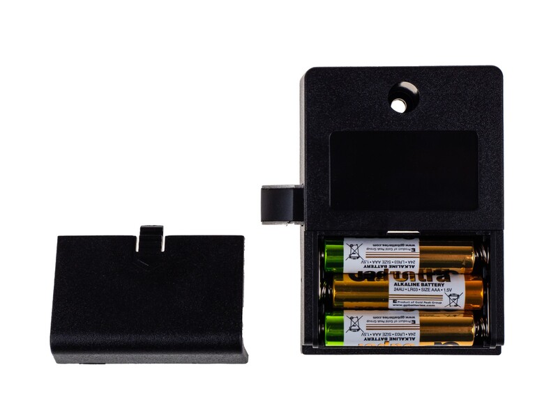 Запирающее устройство SEVEN LOCK F-08 со снятой крышкой — отсек с тремя батарейками AAA