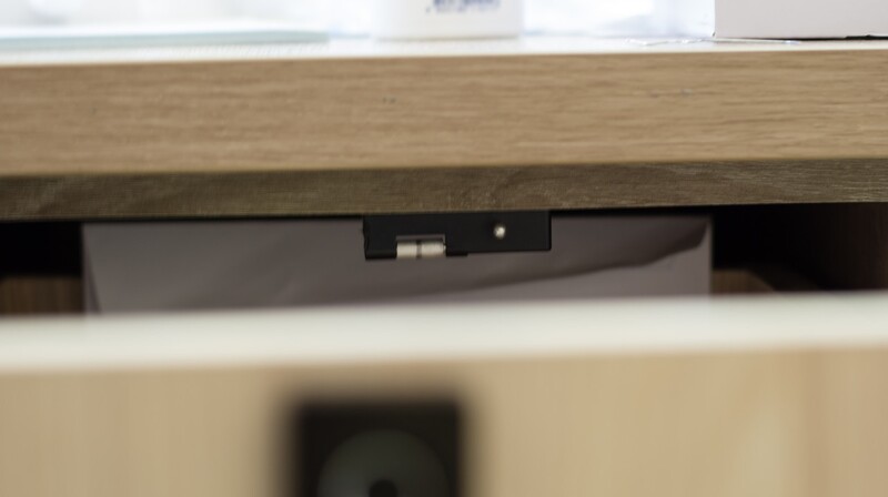 SEVEN LOCK F-08 на столе: ответная часть с металлическим штырём под столешницей, сенсор отпечатка на фасаде выдвижного ящика